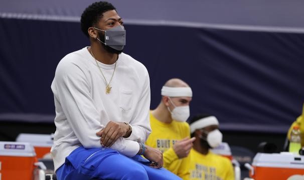 星空体育-浓眉伤停却有新角色 场边积极发声宛若球队助教